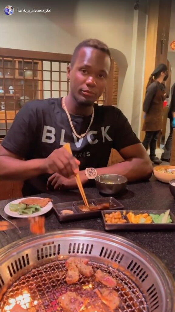 WBCキューバ代表投手陣、焼肉を食べる