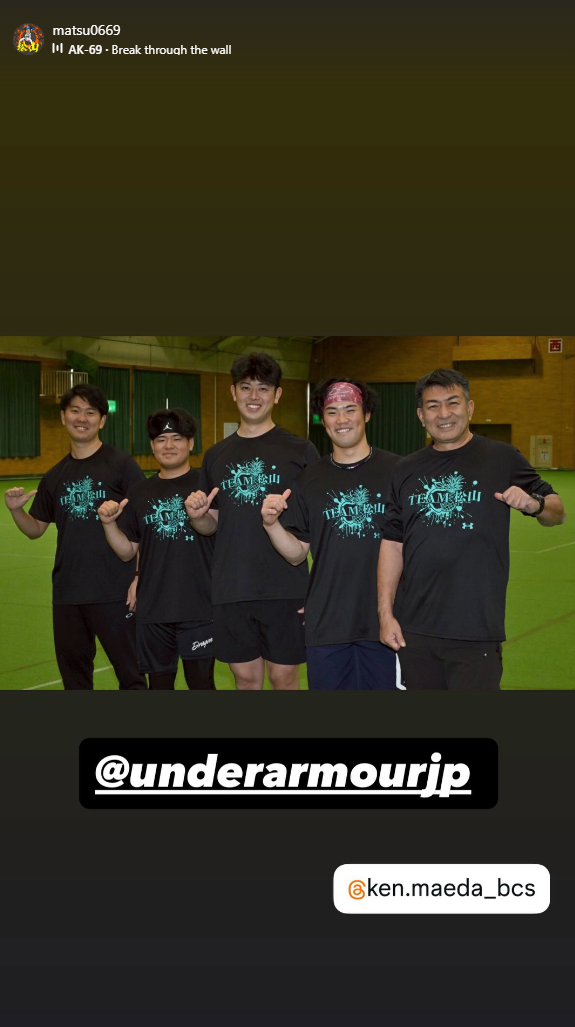 中日・松山晋也、自主トレメンバーで写真を撮る