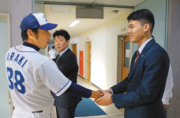 新旧背番号『2』　ドラフト1位・石川昂弥選手と荒木雅博コーチが初対面「自分の道は自分で切り開け」