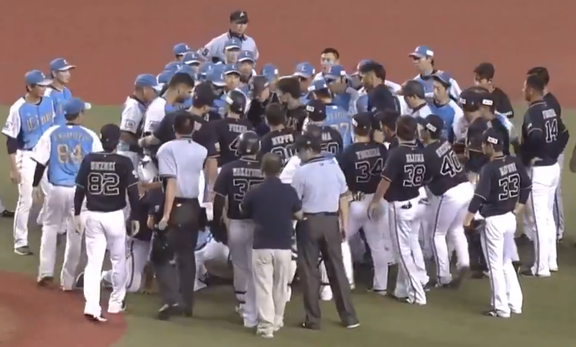オリックス・松井雅人、乱闘に参加(?)する