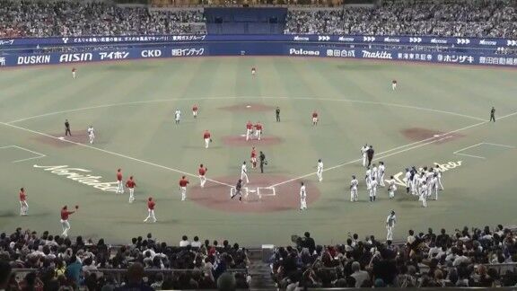 中日・井上一樹監督、1試合4死球目を受けてベンチを飛び出す 警告試合に