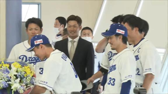 中日・福留孝介選手にサプライズ！！！　後輩選手たちが花束を渡す