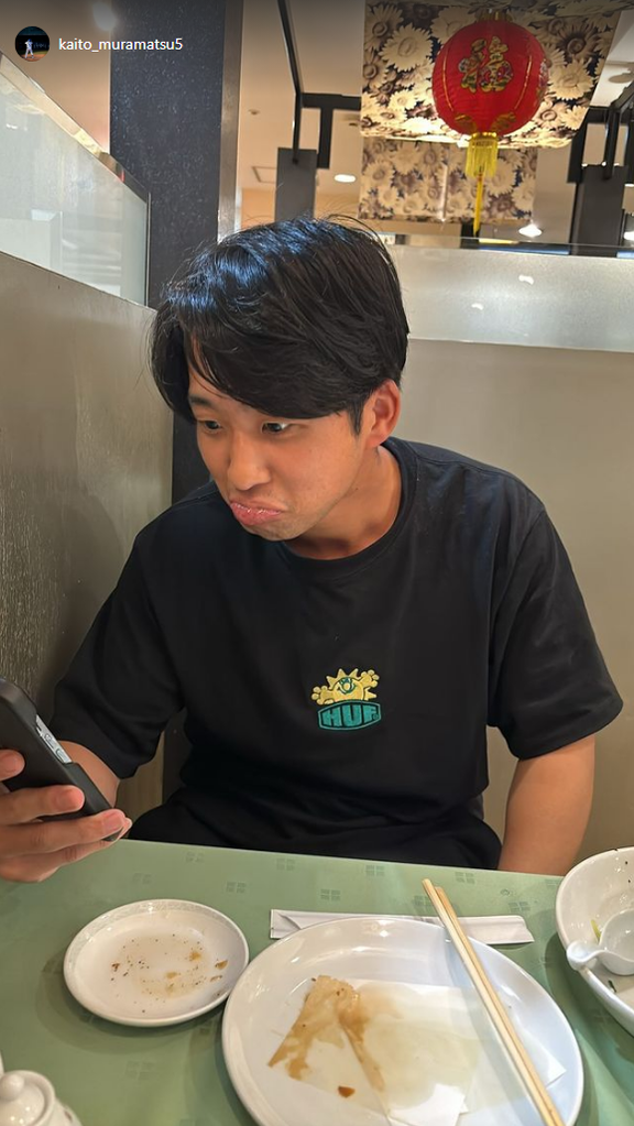 中日・村松開人と田中幹也、仲良く写真を撮り合う