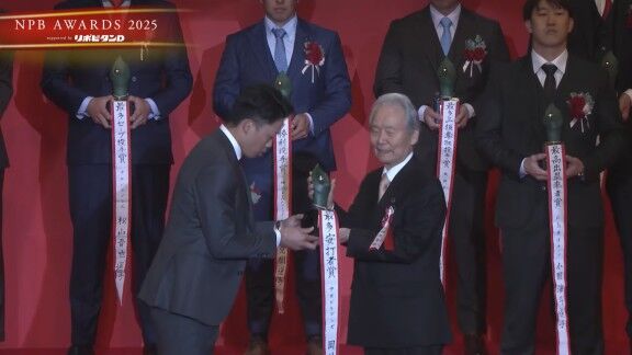 プロ野球年間表彰式『NPB AWARDS 2025 supported by リポビタンD』、中日・岡林勇希が最多安打者賞で表彰される！！！