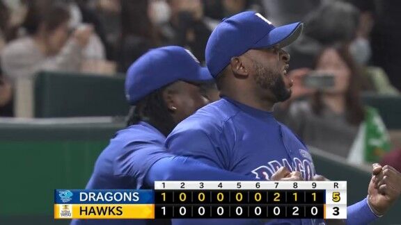 中日・カリステ、新助っ人・サノーを抱きしめる