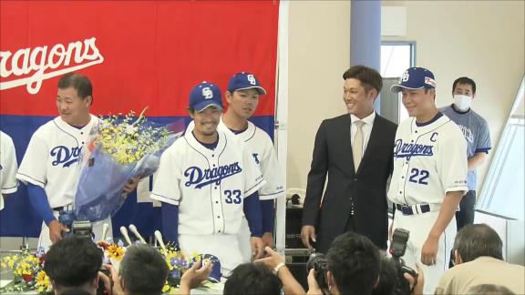 中日・福留孝介選手にサプライズ！！！　後輩選手たちが花束を渡す