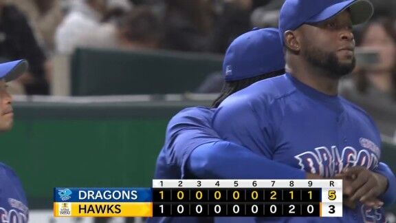 中日・カリステ、新助っ人・サノーを抱きしめる