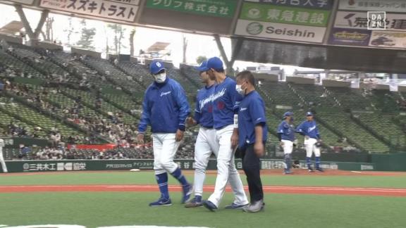 中日・藤嶋健人投手、試合後は患部にテーピングを施して引き揚げる