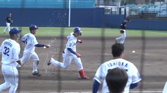 中日・石川昂弥、プロ初のサヨナラ打を放ち土田龍空らに水をぶっかけられる【動画】