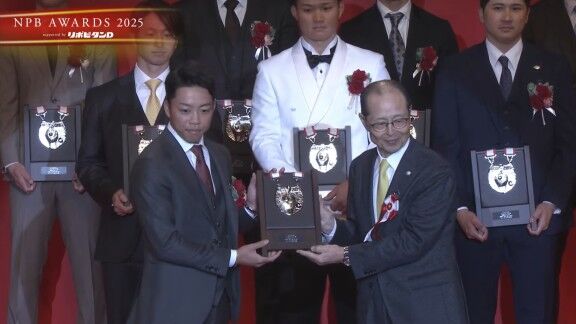 プロ野球年間表彰式『NPB AWARDS 2025 supported by リポビタンD』、中日・岡林勇希が『ベストナイン賞』で表彰される!!!