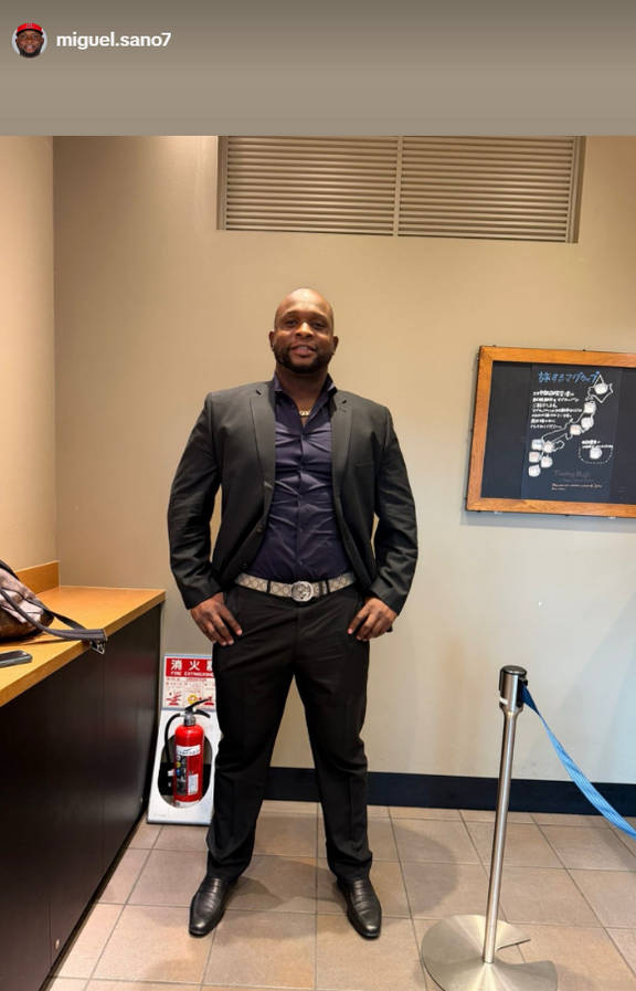 中日新助っ人・サノー、スーツ姿を投稿する
