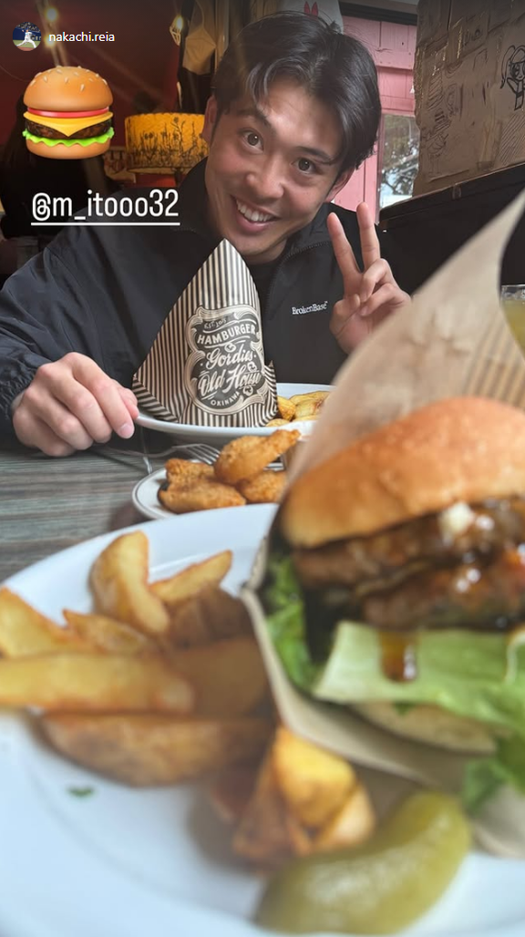 中日・仲地礼亜と伊藤茉央、仲良く写真を撮り合う