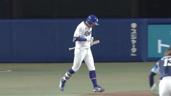 中日・岡林勇希、1軍復帰後初球で自打球のため治療へ向かうもプレーは続行