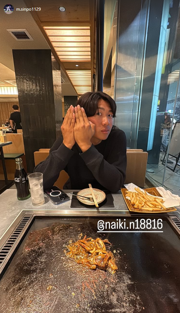 中日・新保茉良と中村奈一輝、写真を撮り合う