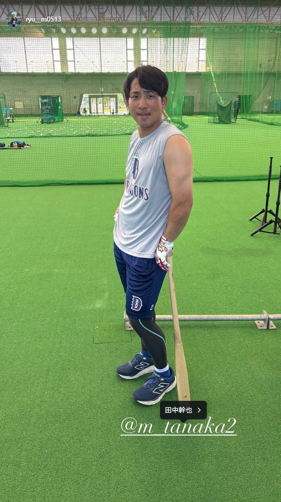 元中日・加藤竜馬さん、田中幹也の写真を撮る