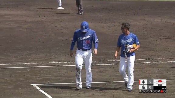 中日・石川昂弥、走塁時に左脚をおさえて途中交代