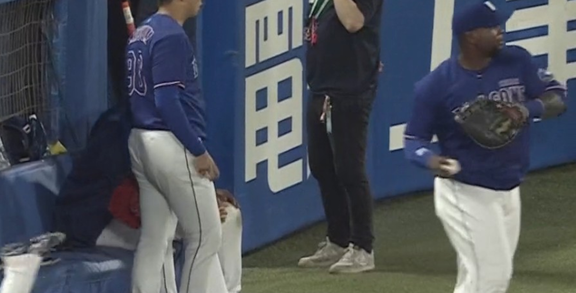 中日新助っ人・サノー、ブルペンに姿を見せる(?)