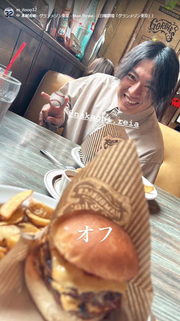 中日・仲地礼亜と伊藤茉央、仲良く写真を撮り合う