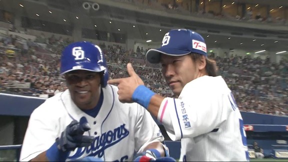 中日・ビシエド、ホームランを放ち亀澤とカメラパフォーマンス【GIF】