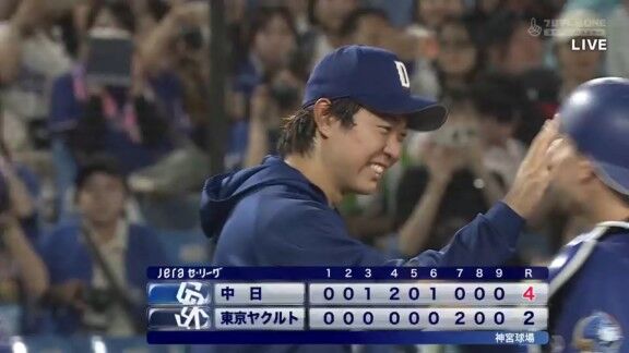 中日・高橋宏斗、新助っ人・サノーと抱き合う