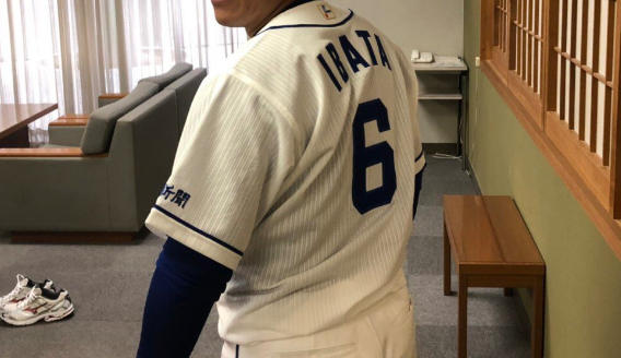 井端弘和さん、久々の中日ドラゴンズユニフォーム姿を披露する