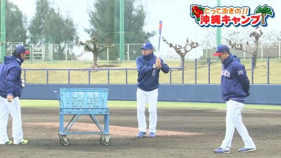 中日・井上一樹監督も“ペナルティ”でカニ歩き【動画】
