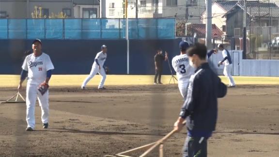 中日・高橋周平、山下斐紹を休ませない軽快過ぎる守備を見せる　山下「こいつ意地悪！」　周平「カモンカモーン！カモンカモンカモーン！」