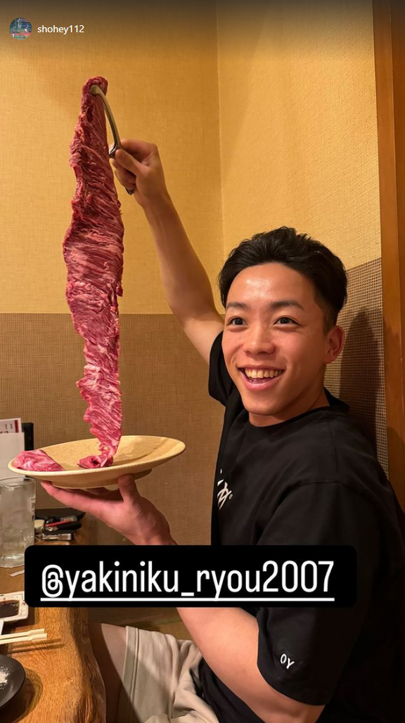 中日・岡林勇希、巨大な肉を持ってニッコリ笑顔