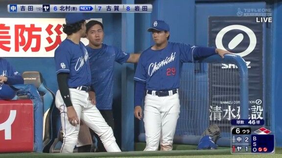 3回無失点で降板した中日・松木平優太、降板後はベンチで試合を見守る