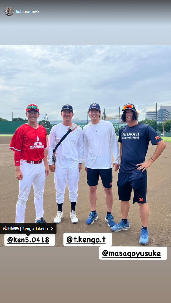 元中日・桂依央利、武田健吾と写真を撮る