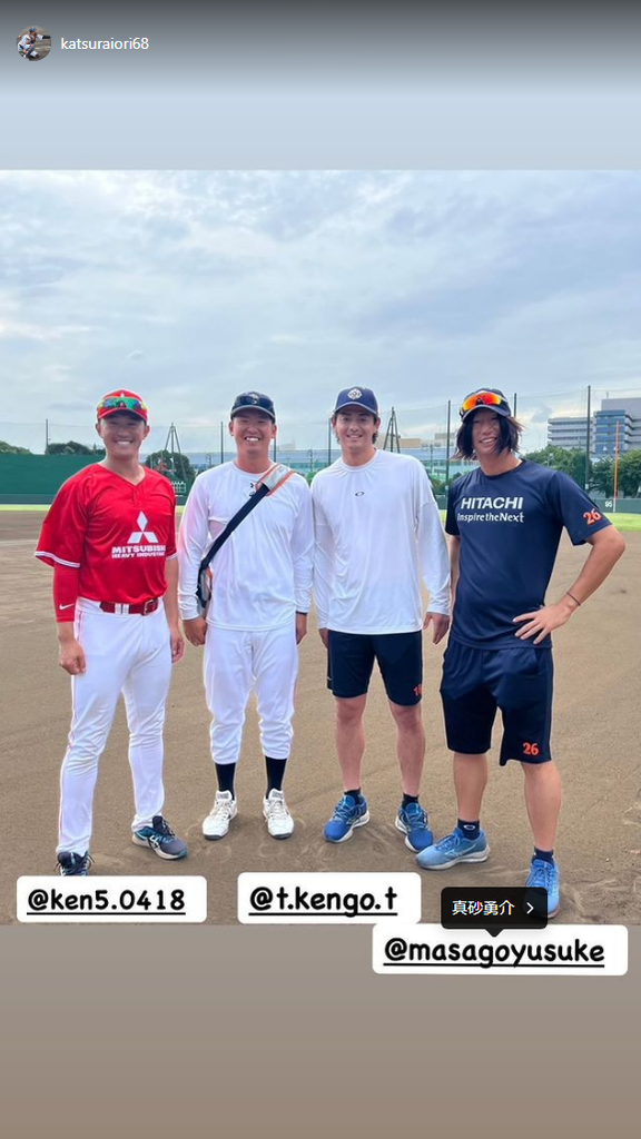 元中日・桂依央利、武田健吾と写真を撮る