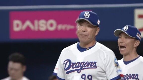 中日・井上一樹監督、1試合4死球目を受けてベンチを飛び出す 警告試合に