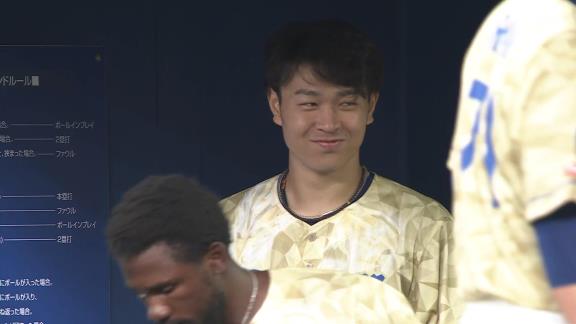 中日・高橋宏斗投手、ベンチで笑顔を見せる