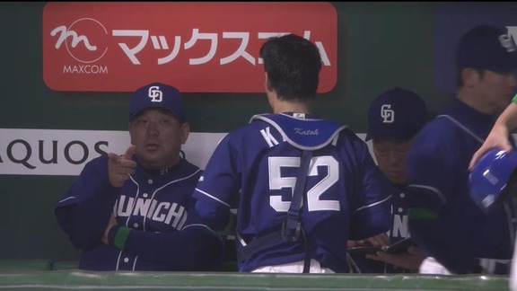 中日・加藤匠馬、コーチ2人と試合中の反省会