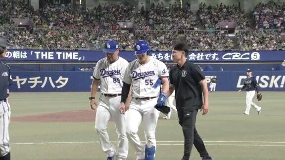 中日・細川成也、死球を受けて治療へ向かうもプレーは続行