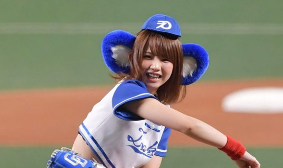人気コスプレイヤー『えなこ』さんが中日戦で始球式 他球団のオファーは断り続けていた