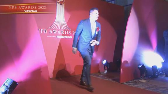 福留孝介さん、『NPB AWARDS 2022』の壇上に上がりコメントする