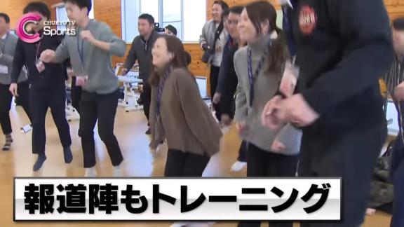 中日・中田翔の自主トレを取材した報道陣、トレーニングに挑戦する【動画】