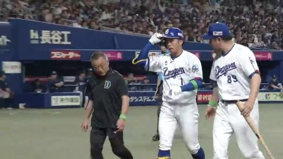 中日・岡林勇希、1軍復帰後初球で自打球のため治療へ向かうもプレーは続行