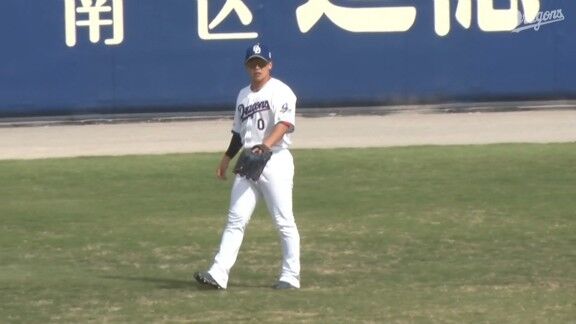 中日・辻本倫太郎が“外野挑戦”　レフト守備につく