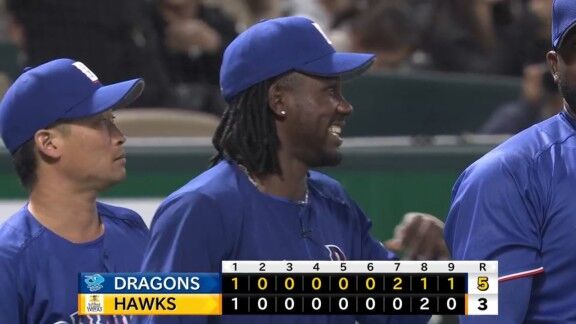 中日・カリステ、新助っ人・サノーを抱きしめる