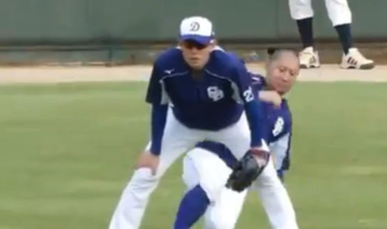 遠藤さんにスライディングする谷元さん【動画】