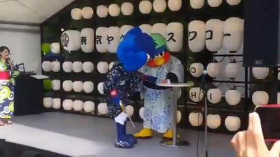 つば九郎とドアラ、射的に挑戦する
