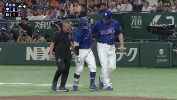 中日・村松開人、死球のあと治療のためベンチ裏に下がるもプレーは続行