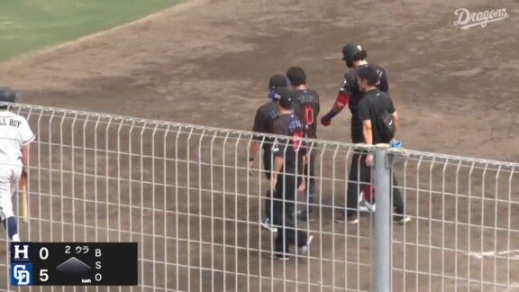 中日・辻本倫太郎、頭部死球を受けて途中交代…自力で歩く