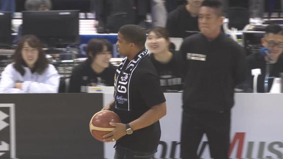 中日・ビシエドがBリーグ『三河vs川崎戦』で始球式！　フリースローに挑戦し…【動画】