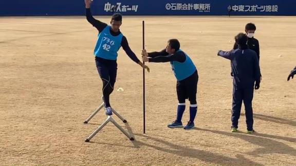 中日ドラフト1位・ブライト健太、抜群のバランス感覚を見せる【動画】