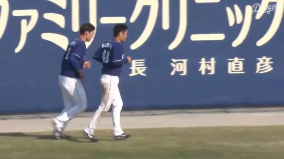 中日・溝脇隼人、頭部死球を受けて途中交代するも試合後に元気な姿を見せる