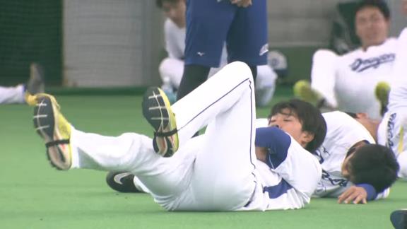 中日・高橋宏斗投手、ゴムチューブを使ったトレーニング中にまさかの…？