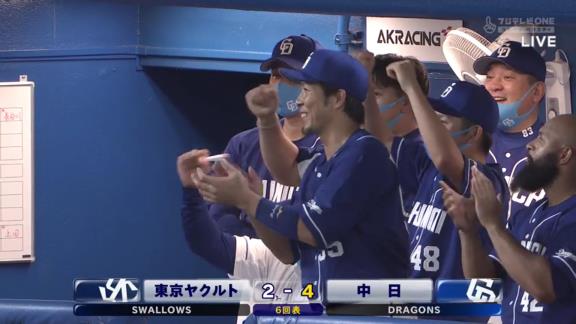 打った本人もこの表情！　中日・高橋周平、体勢崩しながらの勝ち越し2ランホームラン！「（打った瞬間フェンスを越える感触は）ないです」【動画】